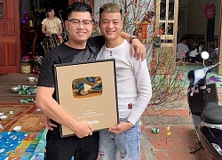 Danh tính chàng Youtuber đi đầu trào lưu làm clip món ăn độc lạ, siêu cay khổng lồ tại Việt Nam