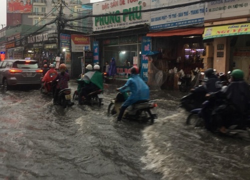 Đông Sài Gòn mưa như trút, nước chảy xiết như suối lũ trên phố