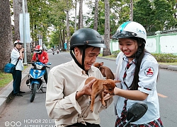 Được ba đón sau buổi thi THPT quốc gia, nữ sinh càng cười tít mắt khi ba he hé món quà cực dễ thương sau lớp áo