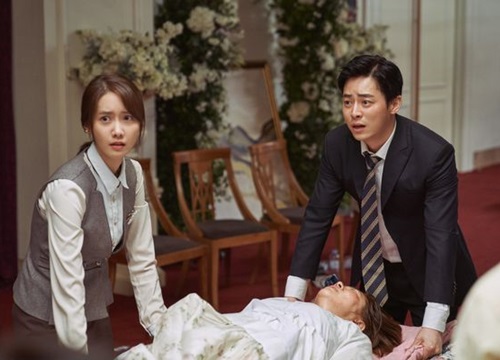 'Exit': Tung bộ ảnh ấn tượng của Yoona (SNSD) - Jo Jung Suk, hứa hẹn mang tiếng cười và sự phấn khích cho khán giả