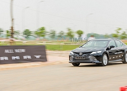 Giá lăn bánh xe Toyota Camry 2019