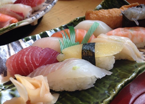 Hoá ra mấy ngọn cỏ xanh trông như nhựa trong hộp sushi mà chúng ta thường thấy không phải để "làm màu"