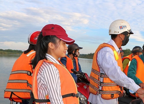 Học sinh Nghệ An mặc áo phao, đi đò qua sông Lam dự thi THPT Quốc gia