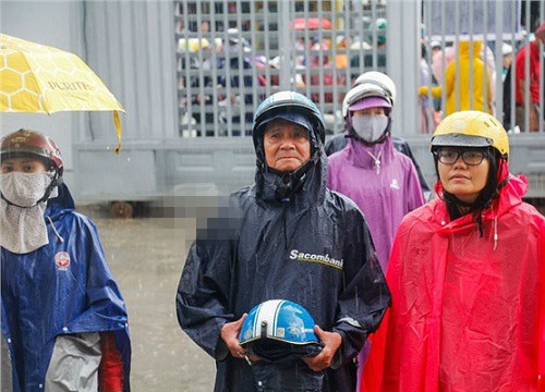 Khoảnh khắc xúc động mùa thi: Cha đứng giữa trời mưa tầm tã, cầm sẵn mũ bảo hiểm chờ đón con về