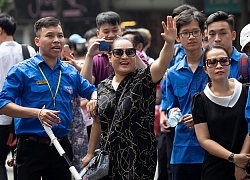 'Làm bài được không con' - câu nói thay lòng mẹ cha vào những ngày thi