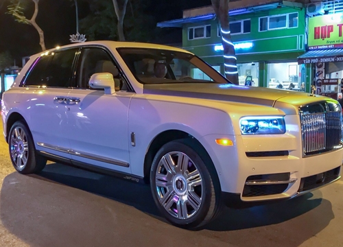 Rolls-Royce Cullinan có giá lăn bánh gây "choáng", đủ biết sự chịu chơi của đại gia Việt