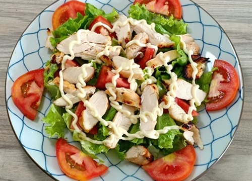 Salad ức gà nướng