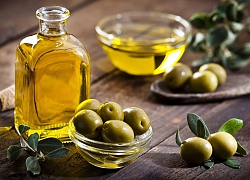 Tôi đã làm trắng da bằng cách dùng 1 thìa dầu olive để tắm mỗi ngày