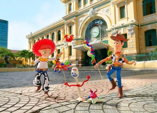 [Toy story 4] Nhân dịp Forky bỏ trốn sang Việt Nam, hội bạn Woody mê mẩn trò chơi dân gian chẳng muốn về