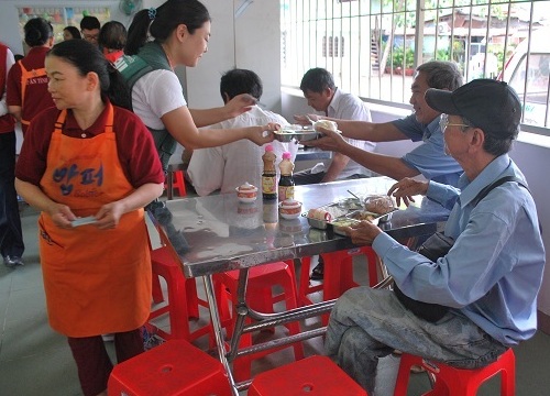 TP.HCM: 'Bếp ăn tình thương' lan toả những tấm lòng nhân ái