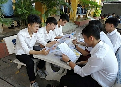 Trước giờ thi Văn, thí sinh vẫn tranh thủ ôn và ... đoán đề