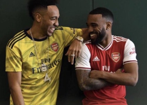 Arsenal khoe mẫu áo đấu mới ở mùa giải 2019/20