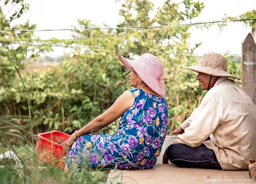 Bộ ảnh bình dị của cặp vợ chồng sau 40 năm bên nhau đốn tim cộng đồng mạng: Nụ cười của ba mẹ luôn đẹp nhất dưới ống kính của con