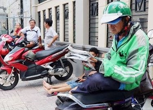 Cha, mẹ sát cánh cùng sĩ tử mùa thi