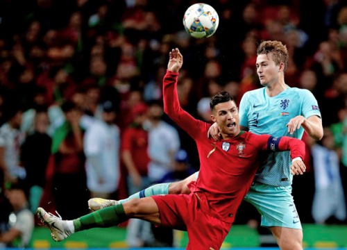 De Ligt: 'Ronaldo là người hùng của tôi'