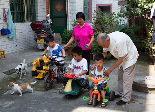 Gia đình đẹp nhất Trung Quốc: "Tứ đại đồng đường" sống cùng mái nhà và quan niệm "chỉ cần cho đi không cần báo đáp thì sẽ hạnh phúc"