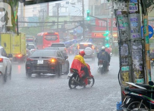 Hà Nội nắng nóng đổ lửa, Sài Gòn mưa lớn, nhiệt độ giảm bất ngờ