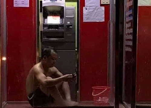 Nắng nóng kèm mất điện, dân tình kéo nhau ra cây ATM tránh nóng gây tranh cãi