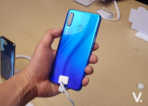 Samsung bất ngờ tặng người dùng Trung Quốc smartphone Huawei Nova 4e