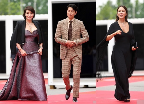 Thảm đỏ 'LHP Bucheon 2019': Chị đại Kim Hye Soo đọ vòng 1 với Lee Honey, Jung Woo Sung - Gong Myung cực bảnh trai