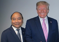 Thủ tướng Nguyễn Xuân Phúc và Tổng thống Donald Trump cùng giơ ngón tay cái 'thumbs up'