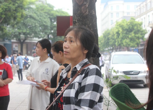 "Tôi chỉ mong ngày thi nhanh kết thúc, nhìn các con học khổ quá!"