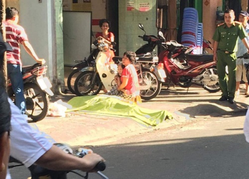 TP.HCM : Nam thanh niên rơi từ lầu cao xuống đất tử vong, mẹ đau đớn khóc nghẹn bên thi thể con