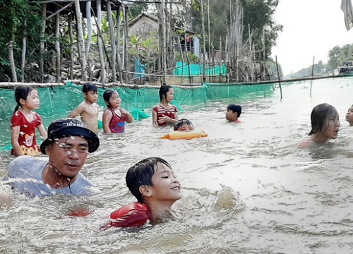 Anh Nhiều dạy trẻ học bơi miễn phí