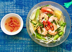 Canh chua tôm thanh mát trưa hè