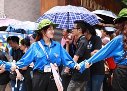 Đường quá đông, hàng trăm TNV kết tay tạo thành hàng rào bảo vệ an toàn cho sĩ tử