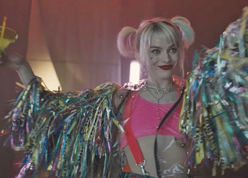 Harley Quinn mình mẩy cháy xém, hớt hơ hớt hải chạy giữa phố trong "Birds of Prey" nhưng thứ cô cầm theo mới gây chú ý