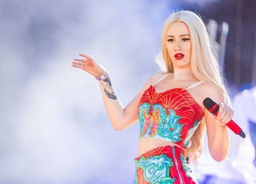 Iggy Azalea tạm dừng buổi biểu diễn của mình để làm điều điều tuyệt vời này cho cộng đồng LGBT!