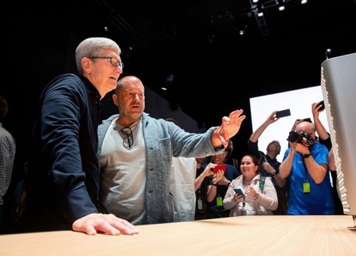 Jony Ive rời Apple vì mâu thuẫn chiến lược với CEO Tim Cook?