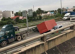 Kinh hoàng thùng container 40 feet đè ôtô trên cao tốc Long Thành - Dầu Giây