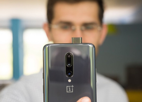 Một số người dùng OnePlus 7 Pro bất ngờ nhận được thông báo của "người ngoài hành tinh"