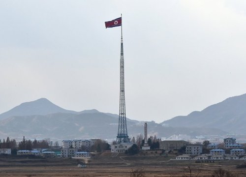 Nóng : Vật thể bay lạ xuất hiện lúc Trump gặp Kim Kong un ở DMZ