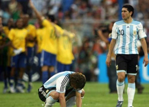 Siêu kinh điển Brazil đấu Argentina: Món nợ 12 năm, Selecao lại chôn vùi Messi?