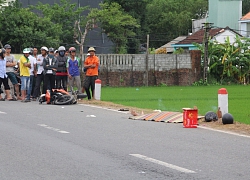 Tránh người phụ nữ đi xe đạp, đôi nam nữ chạy xe máy đâm vào cột mốc bên đường thương vong