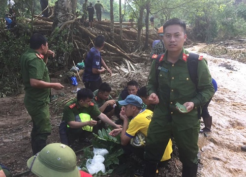 Xúc động khoảnh khắc những chiến sĩ ăn vội bánh mỳ, mì tôm sống, tranh thủ chợp mắt nghỉ ngơi sau 4 ngày dập lửa