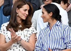 Cạch mặt Kate, Meghan đi xem quần vợt với bạn bè nhưng lại bắt chước chị dâu ở điểm này