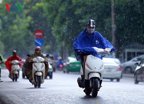 Những lưu ý hữu ích khi đi xe máy trời mưa bão