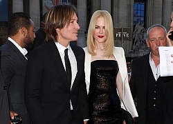 Nicole Kidman âu yếm chồng kém tuổi ở Paris Fashion Week