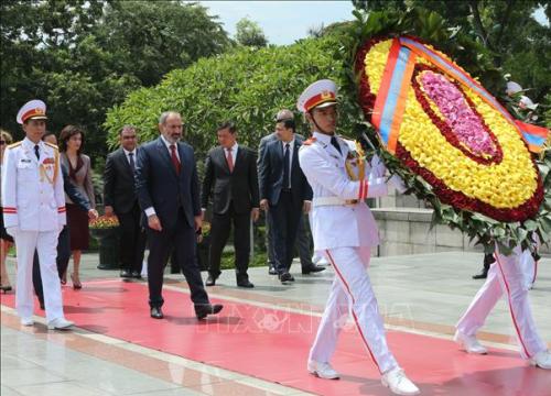 Thủ tướng Cộng hòa Armenia Nikol Pashinyan đặt vòng hoa tưởng các Anh hùng Liệt sỹ