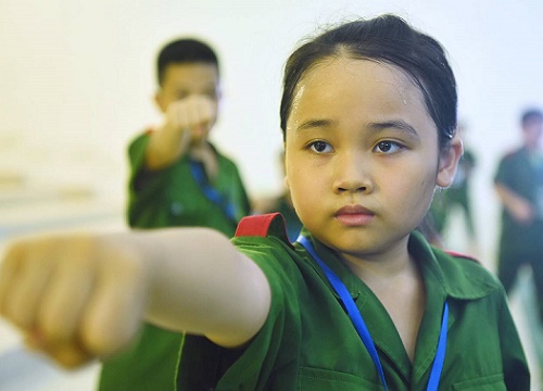 Trẻ em Hà Nội học làm chiến sĩ công an