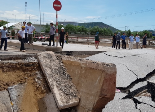 Vụ sụt mố cầu Yên Hòa (Thanh Hóa) làm 2 người chết: Nước sông đục rỗng chân mố cầu?