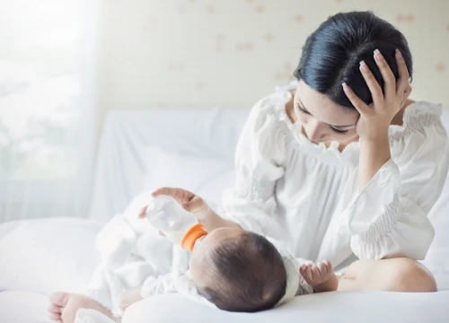 Xa nhà đúng lúc vợ sinh con, đêm đầu tiên trở về tôi hoảng loạn ngay giây phút chạm vào cánh tay cô ấy