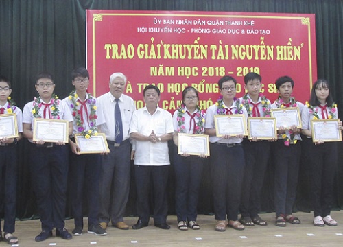 16 học sinh nhận giải "Khuyến tài Nguyễn Hiền"