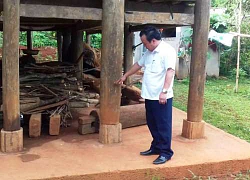 &#8216;Bom bùn&#8217; lơ lửng trên nóc nhà dân