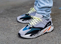 Đôi Yeezy 700 'Wave Runner' có gì hot mà được bán lại vào tháng 8?