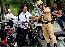 Hà Nội: Đẩy mạnh kiểm tra, xử lý vi phạm không đội mũ bảo hiểm khi đi xe máy, xe đạp điện